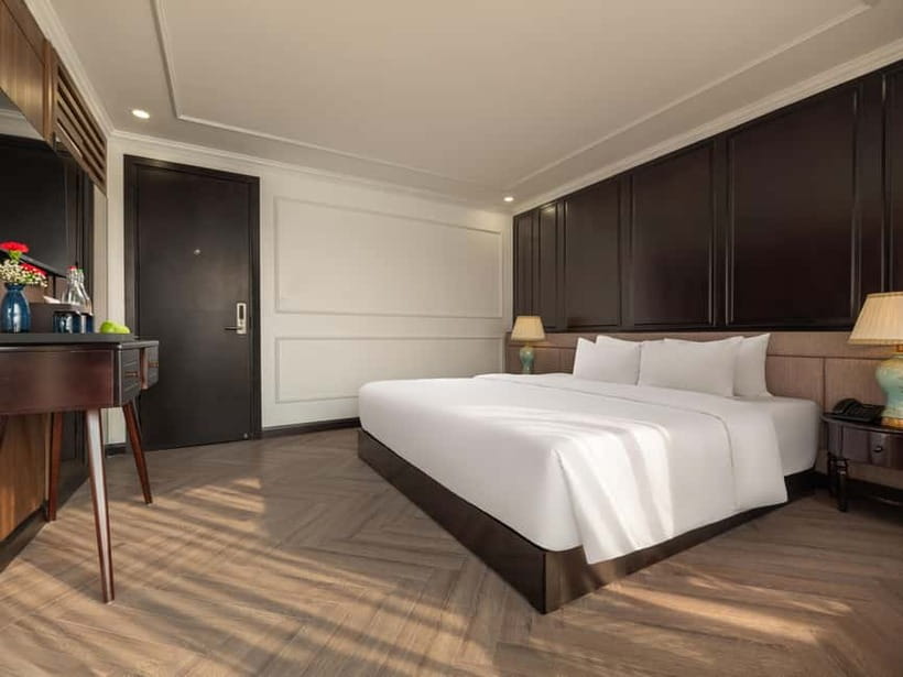 Hanoi: 2-Day Halong, LanHa 5-Star Cruise w/ Balcony &Bathtub - Meals on board: tasty, structured, and adjustable