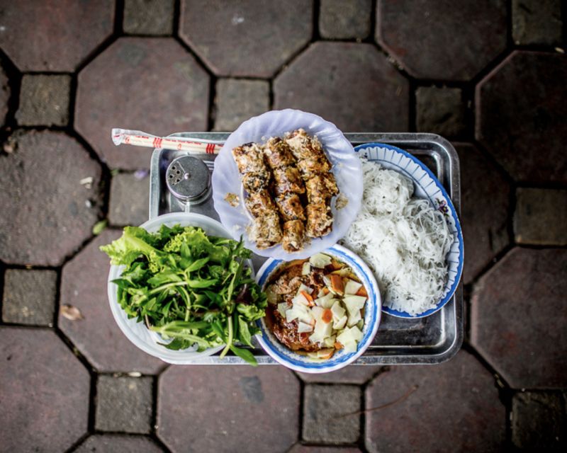 Hanoi: 7 Tastings Street Food Tour with Train Street - Why this Hanoi street food tour works when the Old Quarter feels chaotic