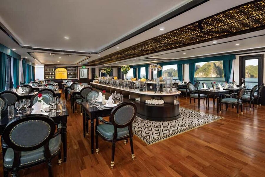 Hanoi: Aspira 5★ Overnight Cruise w/ Balcony & Free Transfer - Dark and Light Cave: the water approach and the queue reality