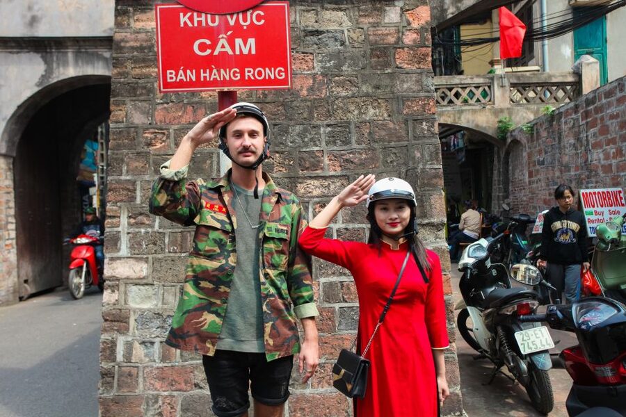 Hanoi: City Sightseeing Motorbike Tour - Ba Dinh district and West Lake near Tran Quoc pagoda views