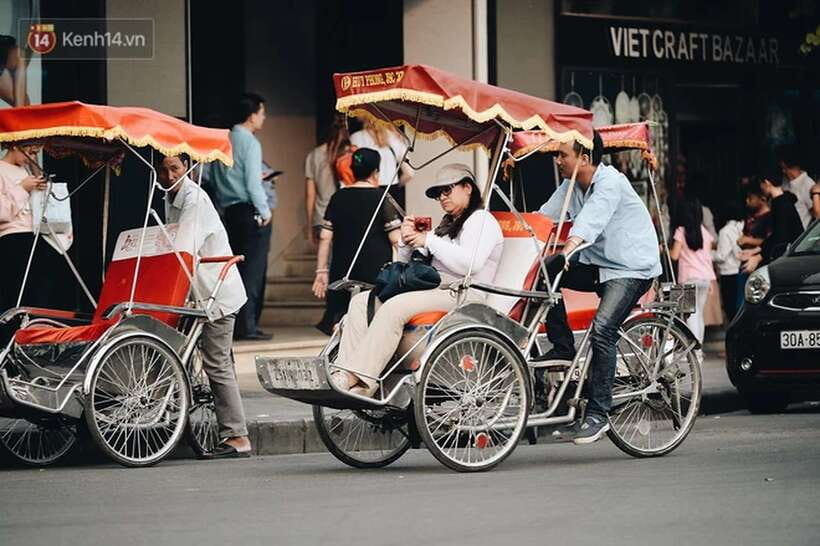 Hanoi: Cyclo the Old Quarter and Egg Coffee Tour - Walking around Hoan Kiem: more than just passing landmarks