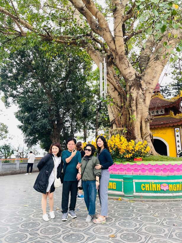 Hanoi Exclusive Craft Beer Bus: Cultural Sightseeing Tour - St. Joseph’s Cathedral and the Hanoi Opera House for big photo energy