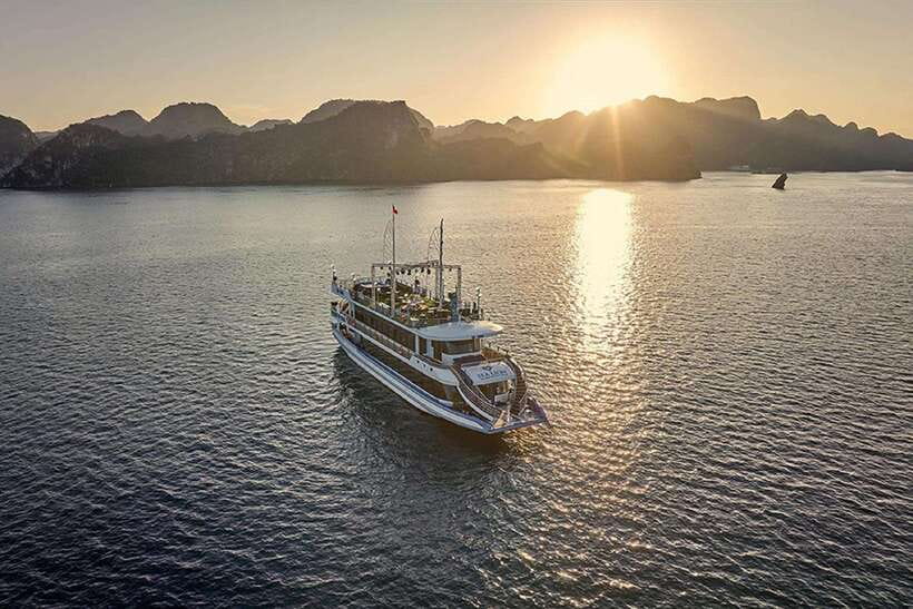 Hanoi: Full-Day Halong Bay 5-star Cruise with Kayak & Buffet - Crowds, timing, and how to feel less rushed