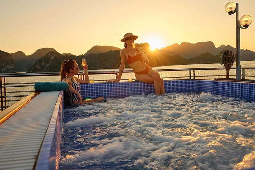 Hanoi: Full-Day Halong Bay 5-star Cruise with Kayak & Buffet - Kayak the Luon Cave waters near Luon Lagoon
