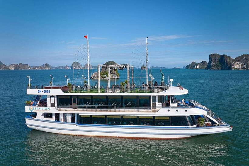 Hanoi: Full-Day Halong Bay 5-star Cruise with Kayak & Buffet - A day on the water: cruising Ha Long Bay with lunch onboard