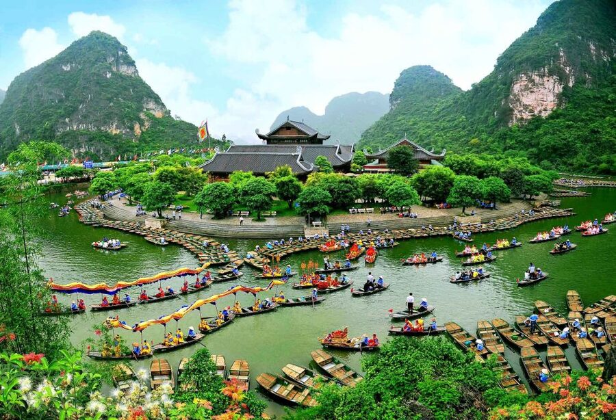 Hanoi: Full-Day Private Tam Coc Tour with Boat Ride & Lunch - Starting in Hanoi: A full day that moves with purpose