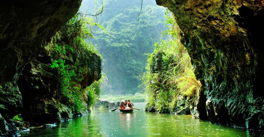 Hanoi: Full-Day Private Tam Coc Tour with Boat Ride & Lunch - Traditional lunch in the middle of it all