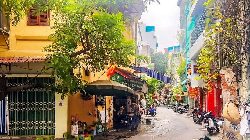 Hanoi: Guided Food Tour with Train Street Visit - Banh Mi and Kem Xôi: crunch, savory choices, then sweet payoff