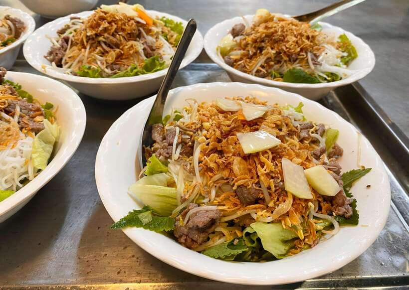 Hanoi: Guided Street Food Tour with Train Street Experience - How the guide actually improves the street food experience