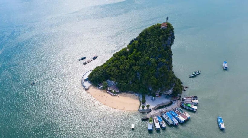 Hanoi-Ha Long 1D: Caves, Islands, Kayak, Lunch & Small Boat - Lunch and sunset party, why the food is part of the appeal