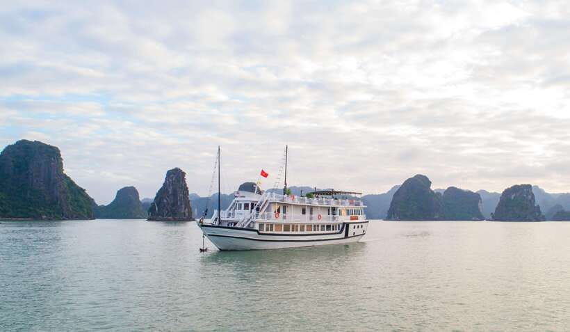 Hanoi: Ha Long Bay 2-Day 1-Night Tour by 4-star Luxury Junk - Day 2: Surprising Cave (Sửng Sốt) plus the island pass back to Tuan Chau