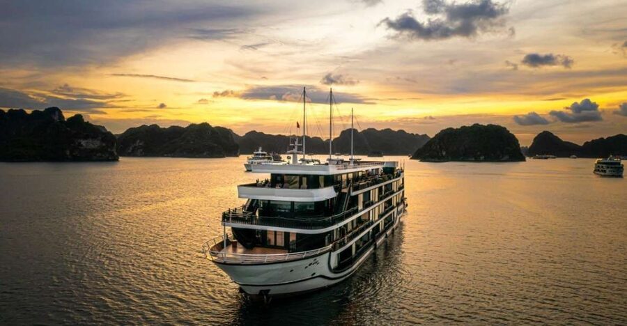 Hanoi: Halong Bay 2-Day 5-Star Balcony Cruise & Bathtub - Day 1: Dark and Bright Caves, Tra Bau, and Ba Trai Dao swimming time