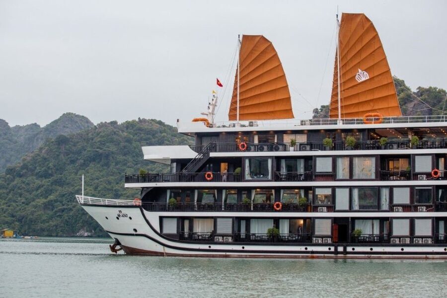 Hanoi: Halong Bay 2-Day 5-Star Balcony Cruise & Bathtub - Meals onboard: good food beats constant stops