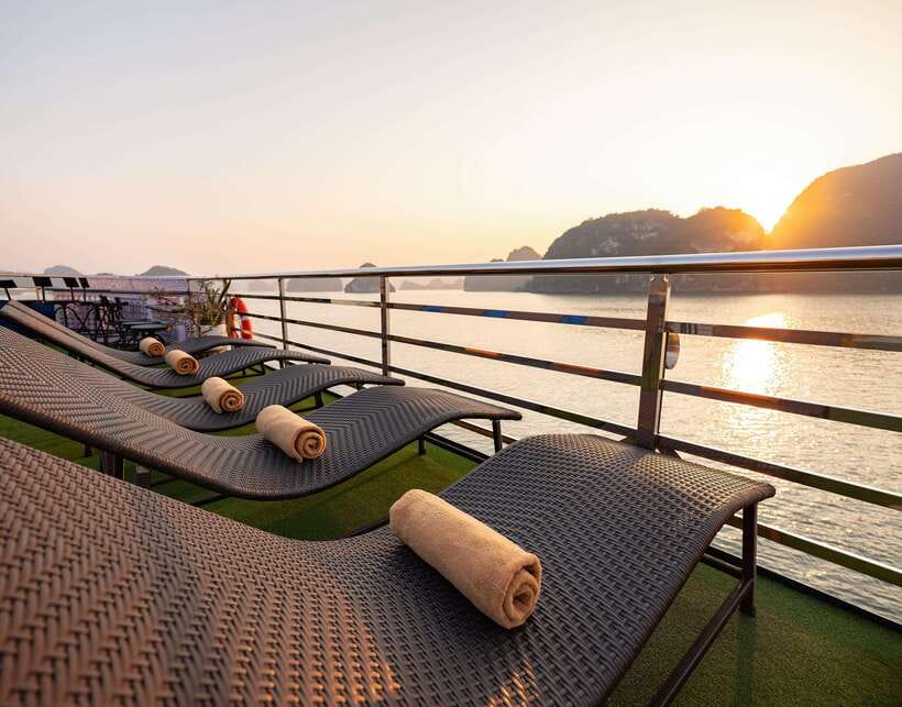 Hanoi: Halong Bay Cruise, Amazing Cave, Titov Island & Kayak - Lunch buffet: good energy, but manage expectations
