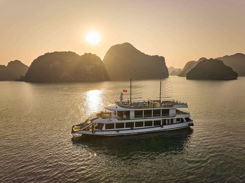 Hanoi: Halong Bay Cruise, Amazing Cave, Titov Island & Kayak - Luon Cave kayaking: your best water moment