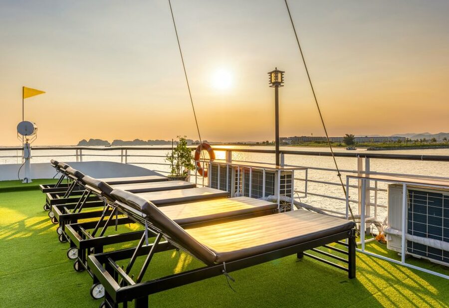 Hanoi: Halong Bay Cruise, Amazing Cave, Titov Island & Kayak - Sunset party on the return: the payoff