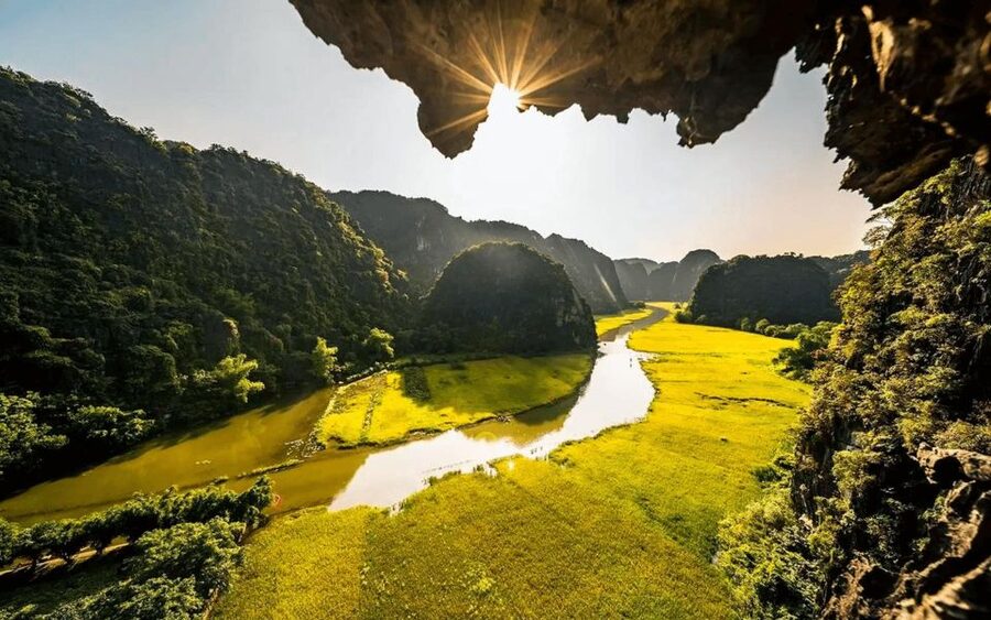 Hanoi: Hoa Lu, Trang An, and Mua Cave Full-Day Trip - Getting to Ninh Binh: bus comfort and the long day reality
