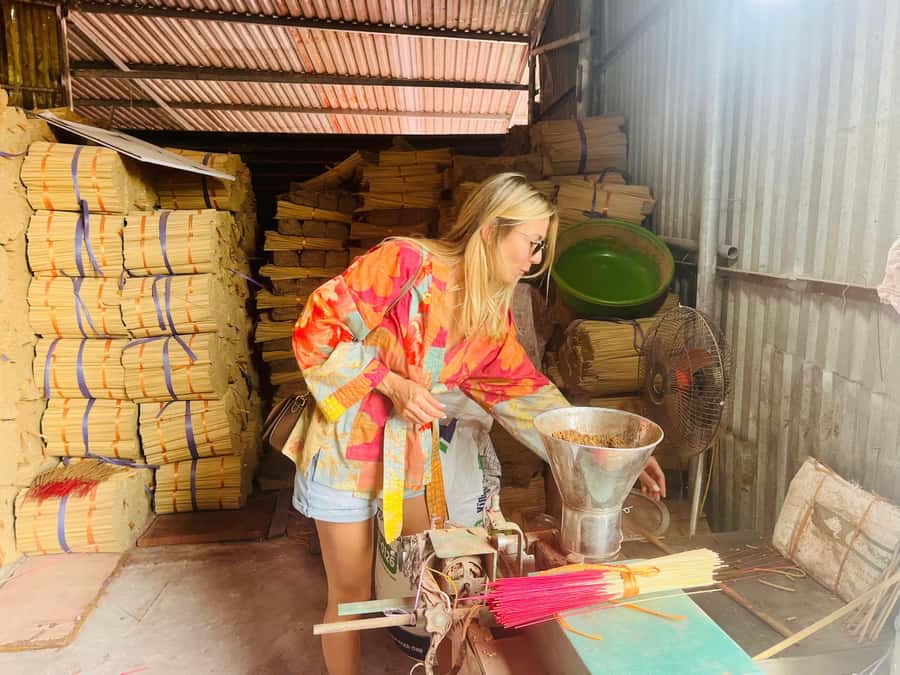 Hanoi: Incense, Hat Making & Lacquer Artisan Village Tour - Full-day option: adding lacquer craft and a home-style lunch