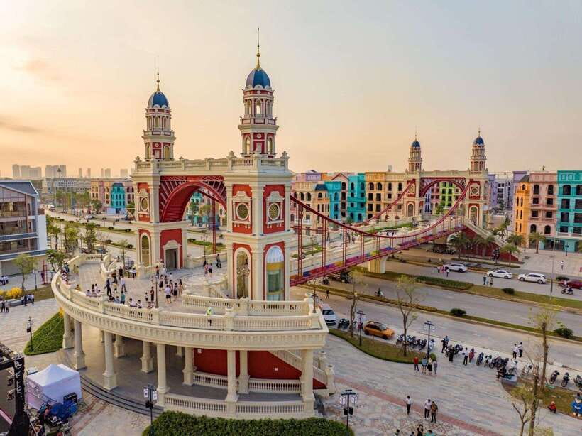Hanoi: Mega Grand World with Bat Trang Pottery Village - Koreatown Plaza Lights and Hong Kong Town Lantern Streets