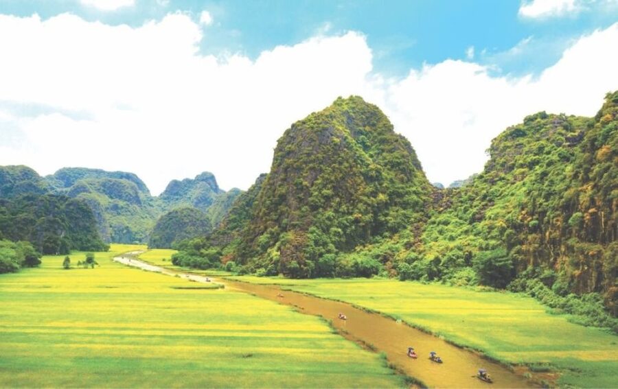 Hanoi: Ninh Binh, Hoa Lu, Tam Coc and Mua Cave Day Trip - Tam Coc Sampan Cruise: Quiet Water, Big View Changes, and Tipping Reality