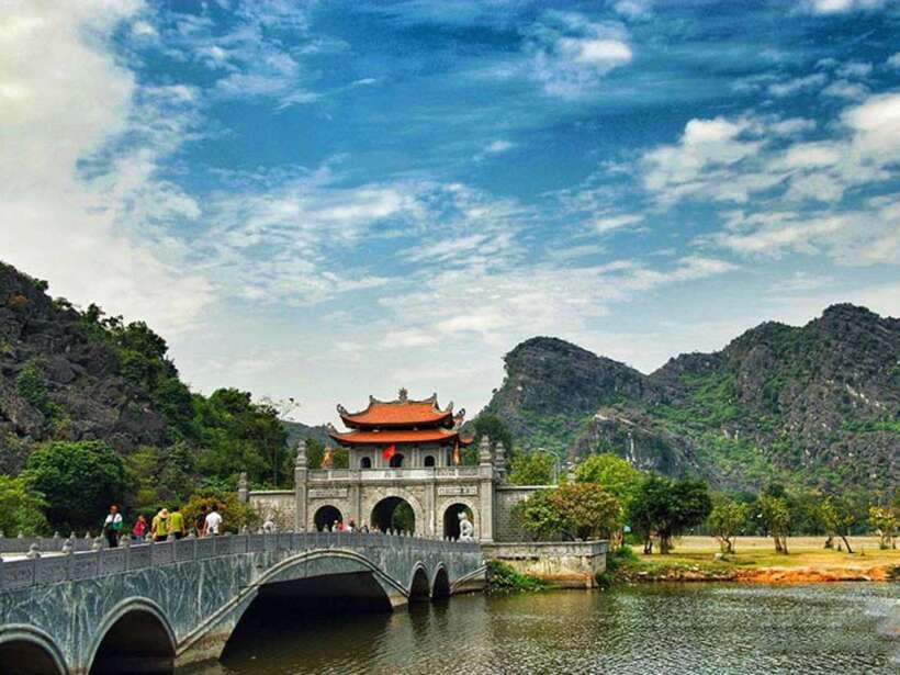 Hanoi: Ninh Binh, Hoa Lu, Trang An & Mua Cave Day Trip - Hoa Lu: stepping into Vietnam’s early royal capital