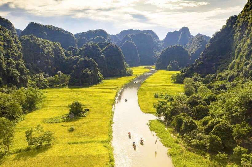 Hanoi: Ninh Binh, Tam Coc, Mua Cave & Hoa Lu with cycling - Hoa Lu cycling and the ancient capital feel in one tight block