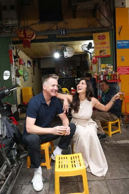Hanoi Private Photoshoot – Iconic Spots & Hidden Gems - Hoan Kiem Lake: portraits with reflection and calm breaks