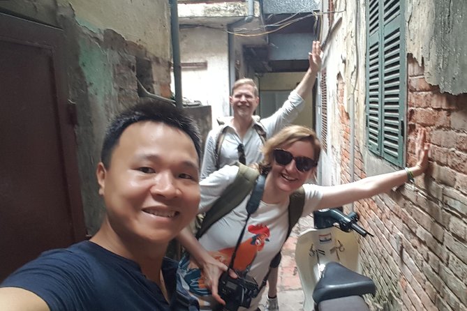 Hanoi Street Food Tour with local delicacies - Why Hanoi street food gets easier with a guide