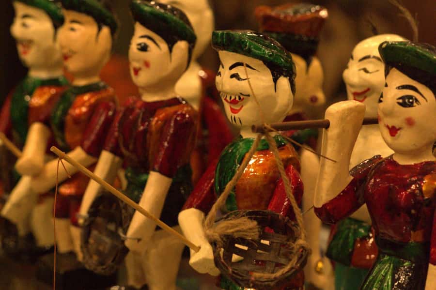 Hanoi: Street Food Walking Tour & Water Puppet Show - Where the night view fits: Hoàn Kiếm lake payoff