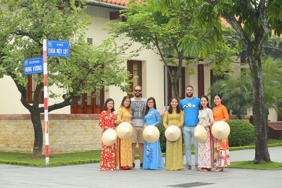 Hanoi: Traditional Ao Dai Dress and Non La Hat Rental - Renting an Ao Dai in Hanoi for $9, What the Experience Really Feels Like