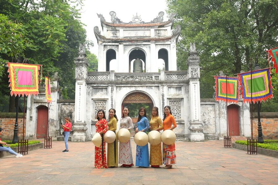 Hanoi: Traditional Ao Dai Dress and Non La Hat Rental - Your Self-Guided Photo Route: Hoan Kiem Lake, Opera House, Cathedral, Long Bien Bridge