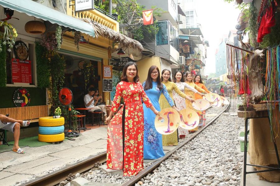 Hanoi: Traditional Ao Dai Dress and Non La Hat Rental - Weather and Practical Extras: Umbrellas and Spare Pieces
