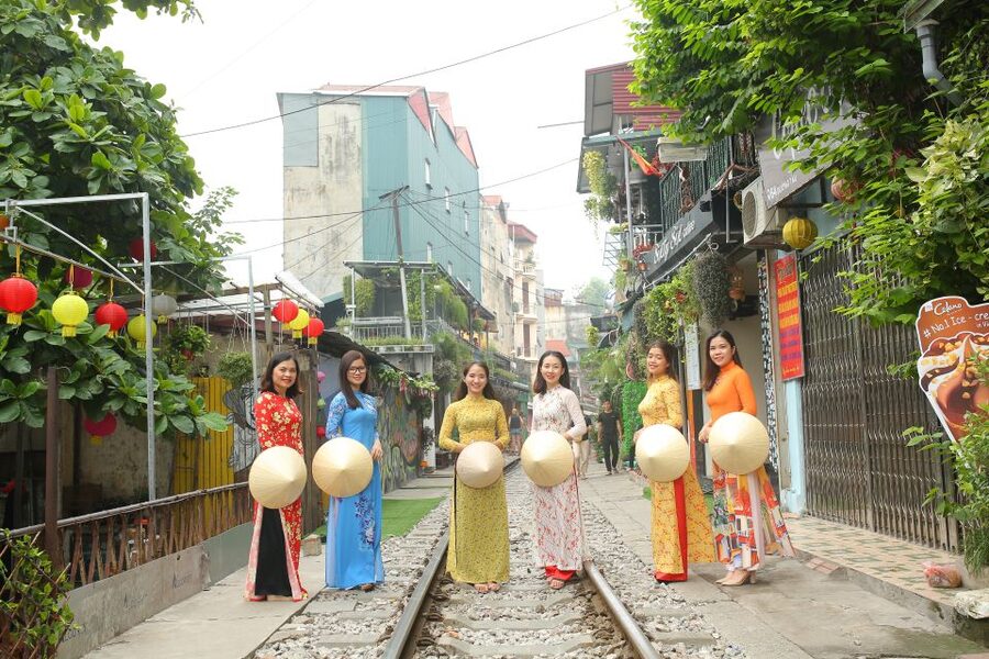 Hanoi: Traditional Ao Dai Dress and Non La Hat Rental - Who This Hanoi Ao Dai Rental Fits Best