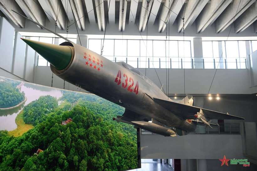 Hanoi: Vietnam Military History Museum & Landmarks Tour - Vietnam Military History Museum: 150,000 artifacts and outdoor war machines