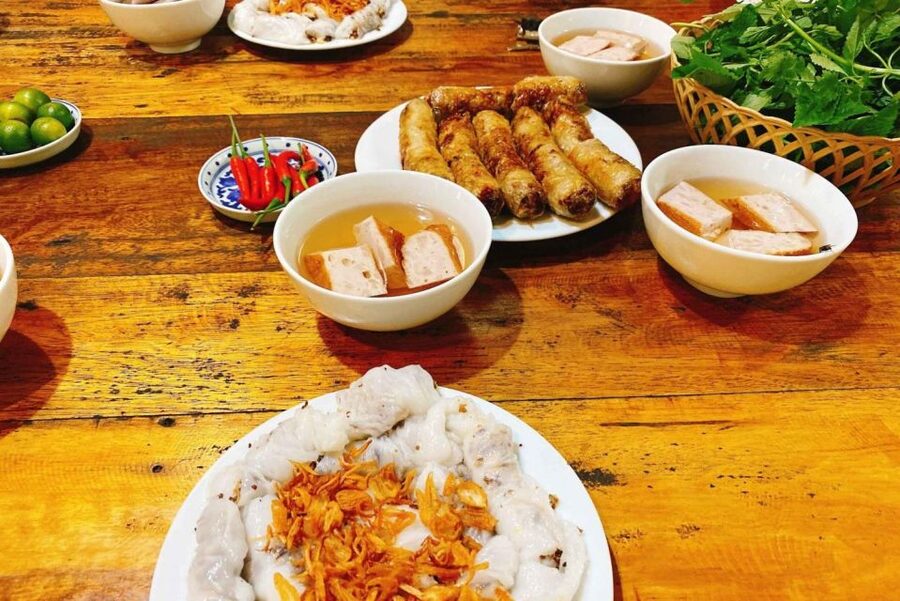 Hanoi: Walking Street Food Tour & Train Street w/Local Guide - Hanoi Old Quarter on foot: the best way to eat without guessing
