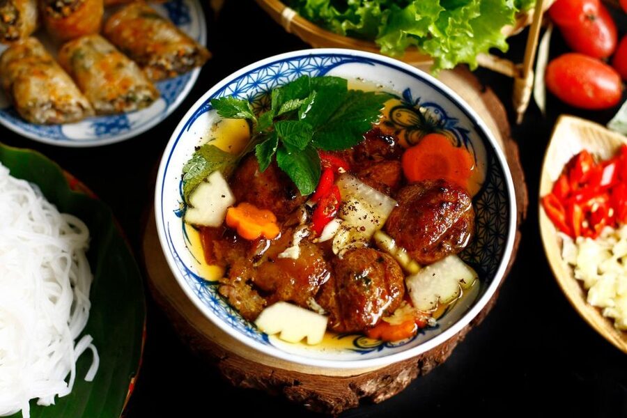 Hanoi: Walking Street Food Tour & Train Street w/Local Guide - Train Street: what you are really seeing at the end