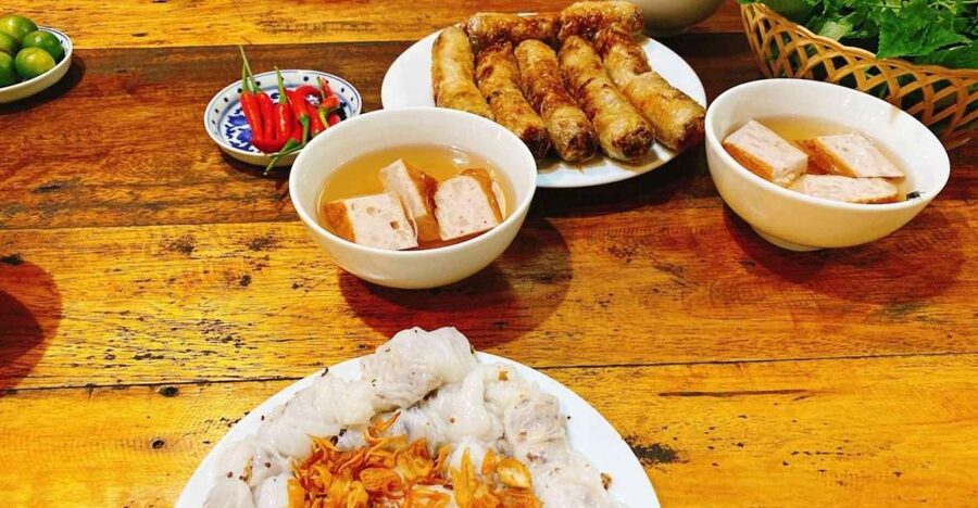 Hanoi: Walking Street Food Tour & Train Street w/Local Guide - How the 3-hour pace works with an experienced English guide