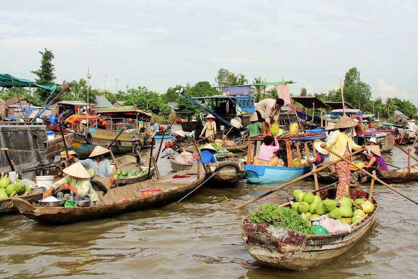 Ho Chi Minh: 3-Day Mekong Delta & Optional Exit to PhnomPenh - Chau Doc and Tra Su: rowboats through the mangrove forest