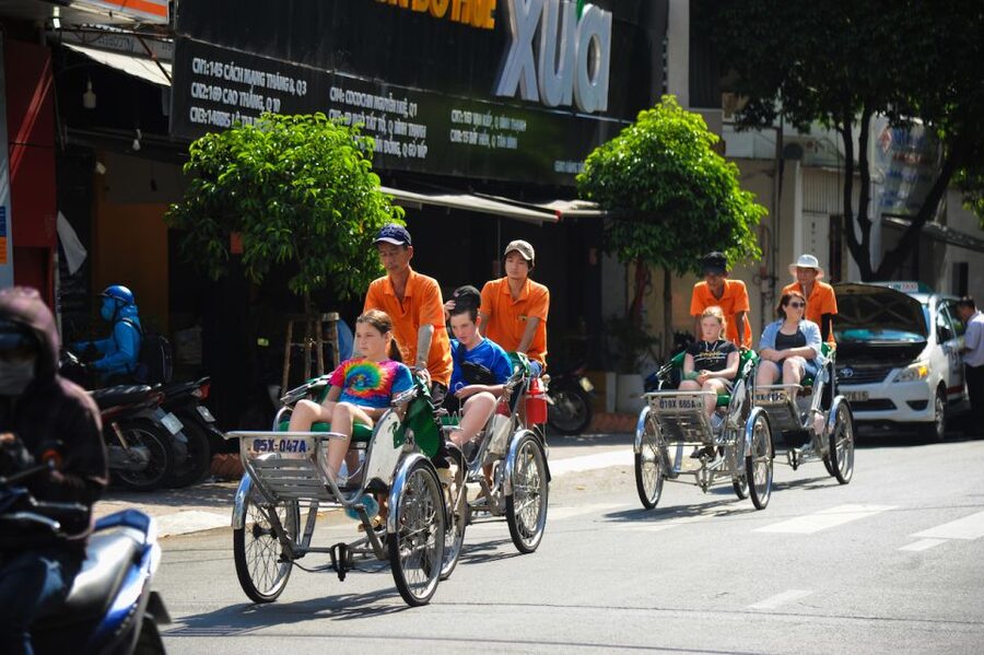 Ho Chi Minh: Private City Tour and Dinner Cruise with Buffet - Live Vietnamese Dance And Music On Board