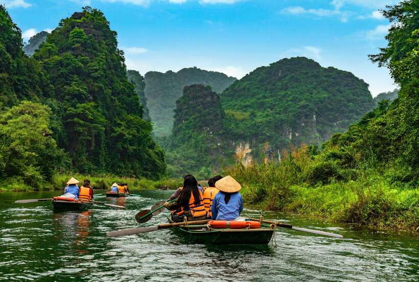 Hoa Lu, Tam Coc, & Mua Cave Day Trip with Lunch & Limousine - Hoa Lu’s ancient capital: King Dinh and King Le in context