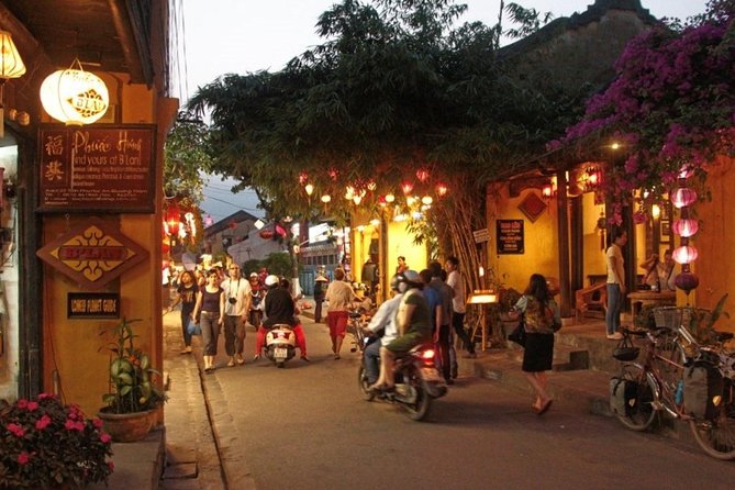 Hoi An at Sunset: Authentic Local Street Food Tour - The Cao Lau moment: noodles, pork, and peanut-sesame hot milk