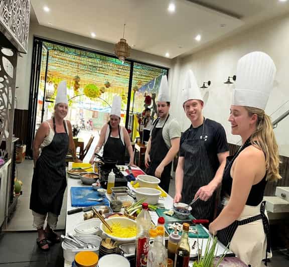 Hoi An Authentic Cooking Class with Pro Chef in Small group - The class format: small-group energy, English guidance, and hands-on stations