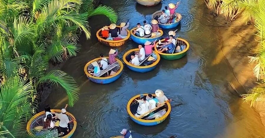 Hoi An: Basket Boat Tour by River Boat and Lantern Release - Cầu Ánh Trăng Thương Cảng: the sunset break and the lantern moment