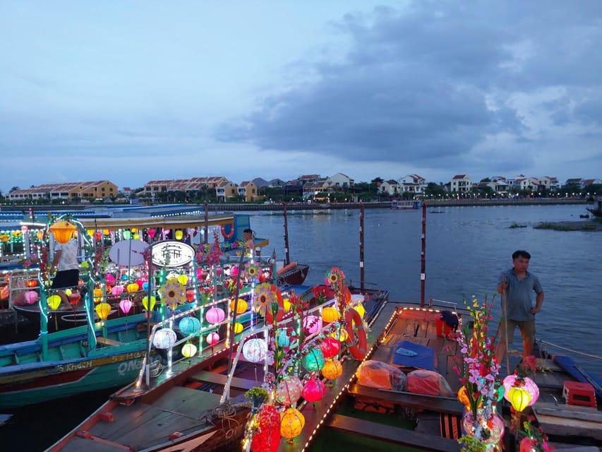 Hoi An Boat Lantern With Release Flower Hoai River At Night - Hoai River at Night: why this 20-minute lantern release works