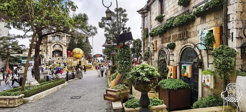 Hoi An/Da Nang: Ba Na Hills & Golden Bridge Tour with Dinner - French Village and Fantasy Park, the indoor reset