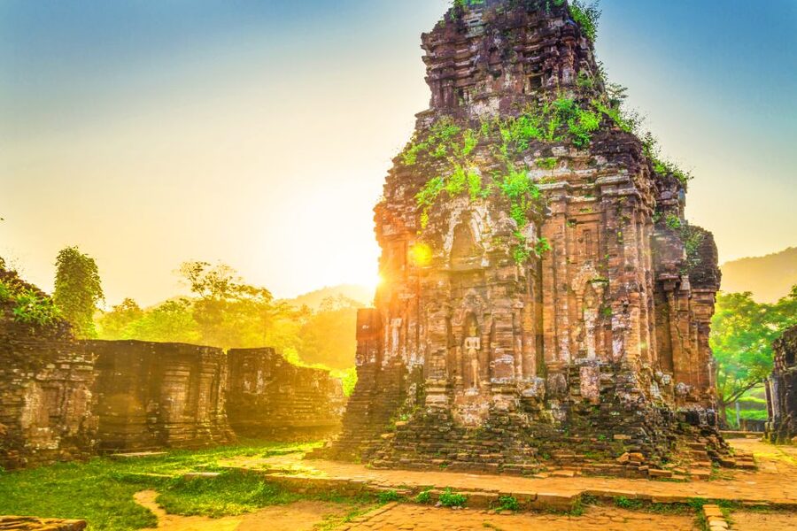 Hoi An/Da Nang: My Son Afternoon tour: Banh my and Cruise - Cham Pa dance show: how it helps you read the ruins