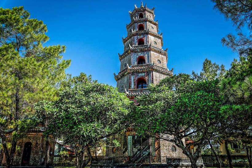 Hoi An: Imperial Hue And Scenic Hai Van Pass Discovery Tour - Khai Dinh Royal Tomb: feng shui setting meets dramatic design