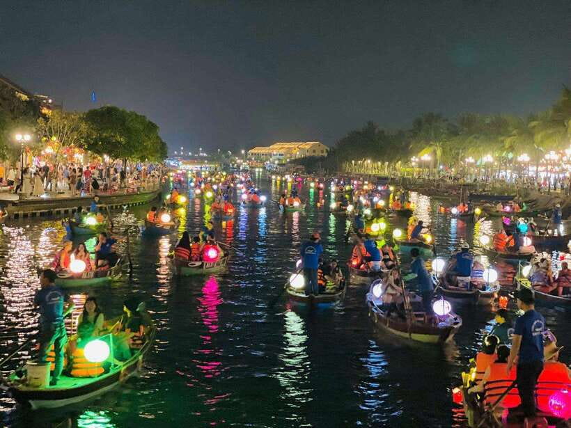 Hoi An: Lantern Boat Ride on the Hoai River - The 15-minute river ride: what you’ll be watching