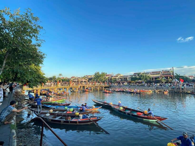 Hoi An: Lantern Boat Ride on the Hoai River - The flower lantern moment: a wish, then letting go