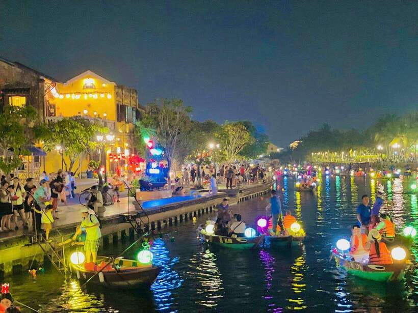 Hoi An: Lantern Boat Ride on the Hoai River - Kazimierz Kwiatkowsky Square to the dock, without the guesswork